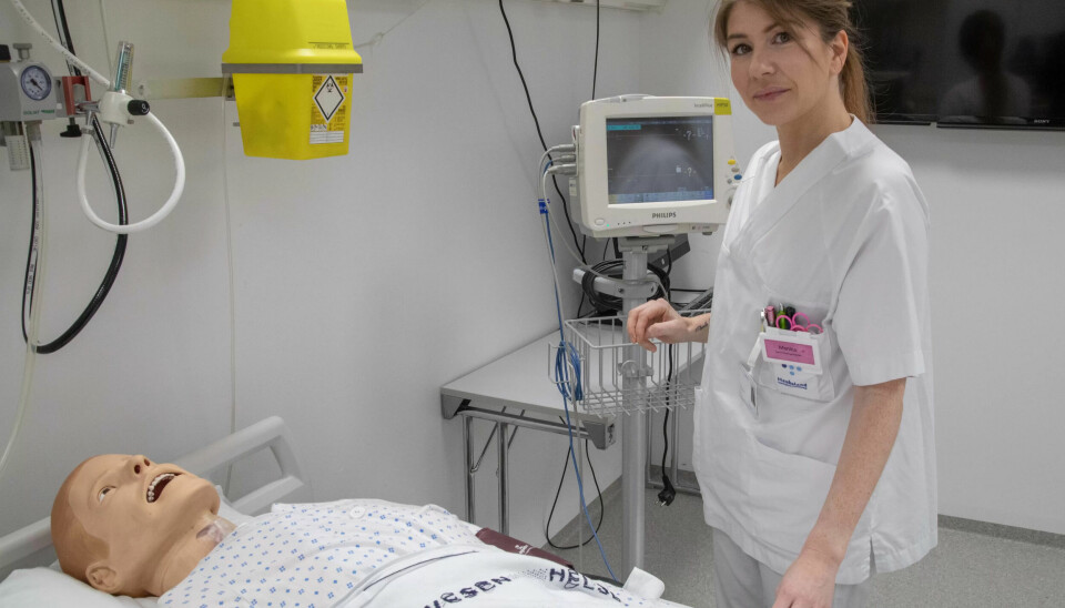 SMART VAL: Monica Knapskaug er trainee i helsefag på Haukeland sjukehus. Med ny oppgåvedeling er helsefagarbeidarar i ferd med å bli langt meir ettertrakta på arbeidsmarknaden. SMART VAL: Monica Knapskaug er trainee i helsefag på Haukeland sjukehus. Med ny oppgåvedeling er helsefagarbeidarar i ferd med å bli langt meir ettertrakta på arbeidsmarknaden.