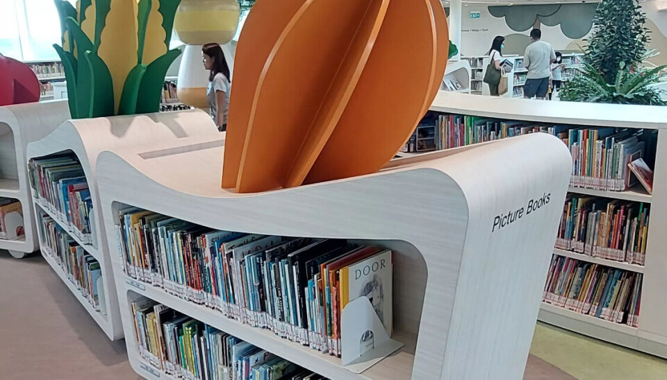 BESØK: Bibliotekbesøk er alltid noe seksjonen for barne- og ungdomslitteratur i IFLA gjør når de er på tur. Dette fra et barnebibliotek i et kjøpesenter i Singapore. BESØK: Bibliotekbesøk er alltid noe seksjonen for barne- og ungdomslitteratur i IFLA gjør når de er på tur. Dette fra et barnebibliotek i et kjøpesenter i Singapore.
