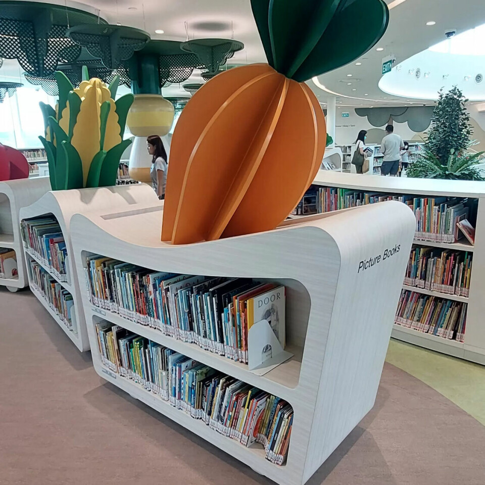 BESØK: Bibliotekbesøk er alltid noe seksjonen for barne- og ungdomslitteratur i IFLA gjør når de er på tur. Dette fra et barnebibliotek i et kjøpesenter i Singapore. BESØK: Bibliotekbesøk er alltid noe seksjonen for barne- og ungdomslitteratur i IFLA gjør når de er på tur. Dette fra et barnebibliotek i et kjøpesenter i Singapore.