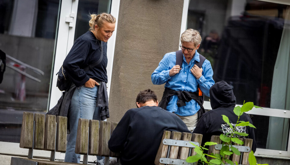 IKKE SOM FØR: En av karene på benken i Christian Kroghs gate har nesten 30 års fartstid i Oslos rusmiljø. Han føler seg ikke trygg lenger, folk har blitt mer desperate, mener han. Og de har dårligere oppdragelse. IKKE SOM FØR: En av karene på benken i Christian Kroghs gate har nesten 30 års fartstid i Oslos rusmiljø. Han føler seg ikke trygg lenger, folk har blitt mer desperate, mener han. Og de har dårligere oppdragelse.