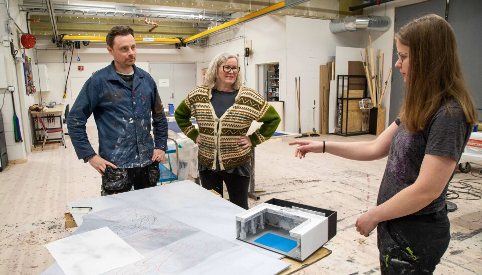NOEN TRIVES - ANDRE IKKE: Teatermaler Villa Drønen (i midten) savner sitt gamle arbeidssted hvor hun begynte i 1989. Hun synes pulsen forsvinner når de er så langt unna skuespillerne. Kollegaene Bjørn Are Evjen, teatermaler og designer og Vasylyna Kharchevka, dekorasjonskonsulent og scenograf, ser ikke like mørkt på det og liker de nye lokalene. NOEN TRIVES - ANDRE IKKE: Teatermaler Villa Drønen (i midten) savner sitt gamle arbeidssted hvor hun begynte i 1989. Hun synes pulsen forsvinner når de er så langt unna skuespillerne. Kollegaene Bjørn Are Evjen, teatermaler og designer og Vasylyna Kharchevka, dekorasjonskonsulent og scenograf, ser ikke like mørkt på det og liker de nye lokalene.