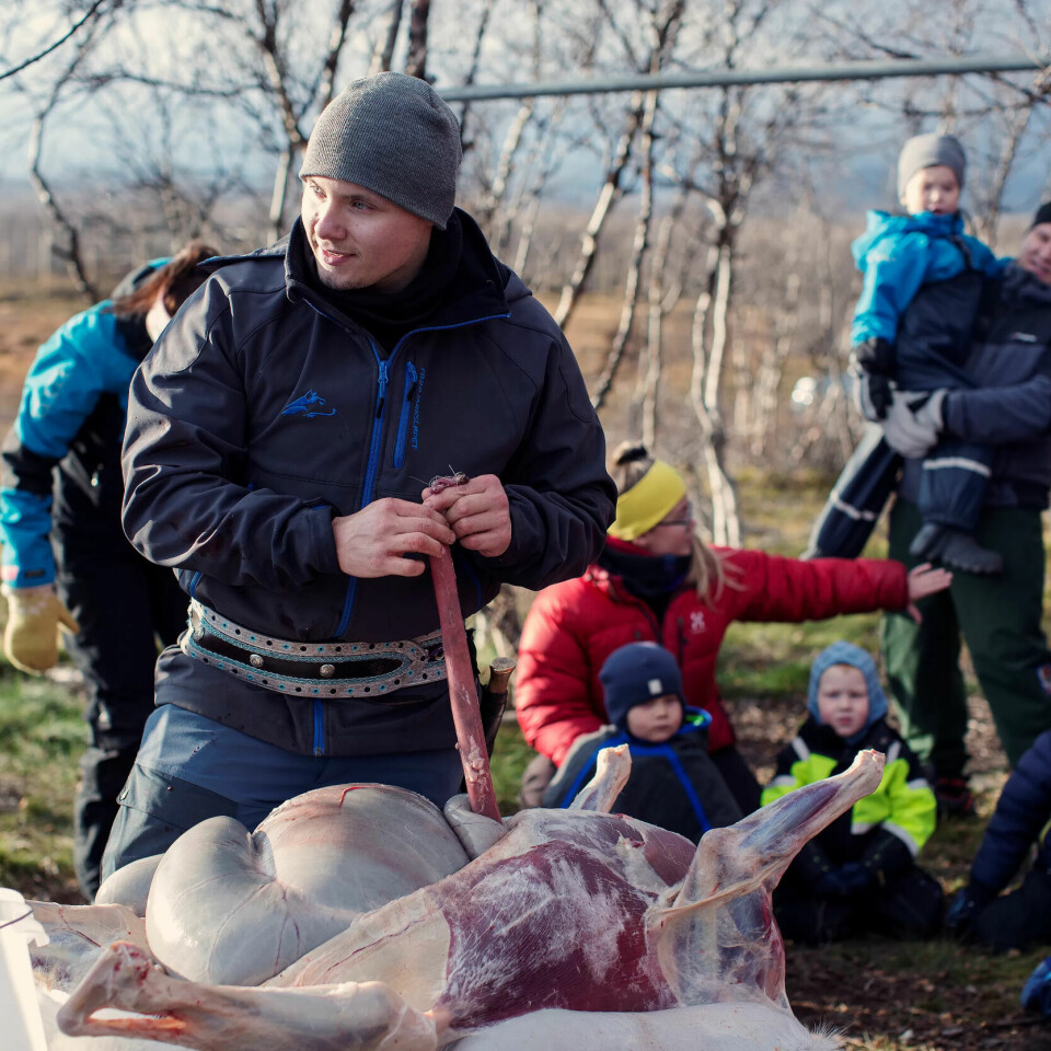 HVA ER DETTE: Reineier Johnny Henrik Skum har fått fram spiserøret og lurer på om noen rundt vet hva han holder i. I bakgrunnen følger assistent Aranya Kanyaboon, pedagogisk leder Bente Alvsåker Jørgensen og Adrian, Viktorija, Olai og Tor Einar nøye med. HVA ER DETTE: Reineier Johnny Henrik Skum har fått fram spiserøret og lurer på om noen rundt vet hva han holder i. I bakgrunnen følger assistent Aranya Kanyaboon, pedagogisk leder Bente Alvsåker Jørgensen og Adrian, Viktorija, Olai og Tor Einar nøye med.