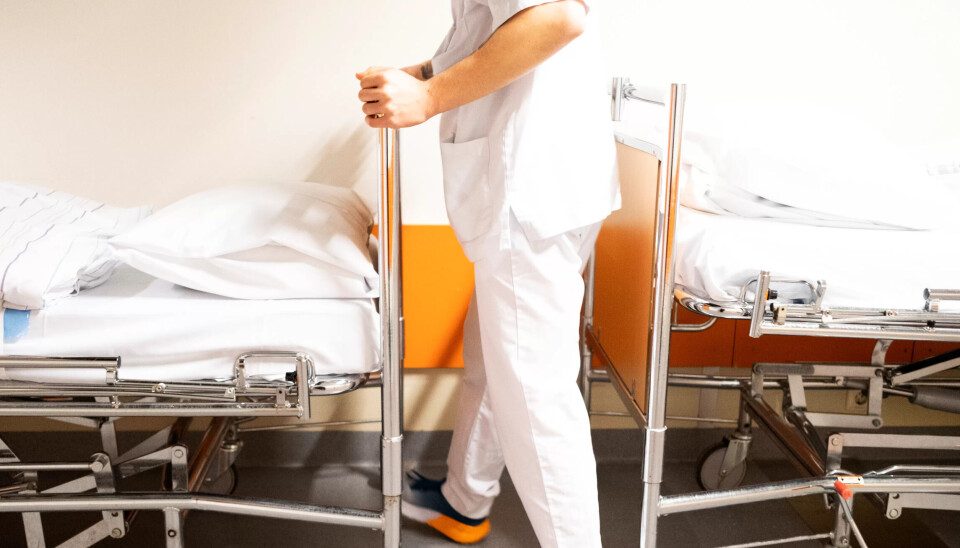 Norsk Sykepleierforbund (NSF) har lenge pekt på at det er feil bruk av kompetanse å sette sykepleiere til å brette klær, drive med renhold eller portørvirksomhet. (Illustrasjonsfoto) Norsk Sykepleierforbund (NSF) har lenge pekt på at det er feil bruk av kompetanse å sette sykepleiere til å brette klær, drive med renhold eller portørvirksomhet. (Illustrasjonsfoto)