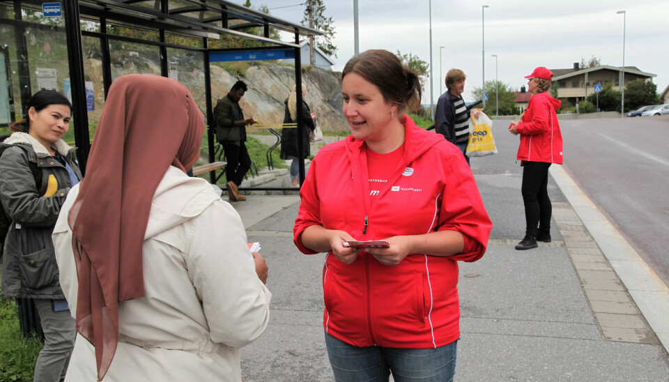 Malin Elfstrand er hjelpepleier til daglig. N¨å prøver hun å få folk til å bruke stemmeretten. Malin Elfstrand er hjelpepleier til daglig. N¨å prøver hun å få folk til å bruke stemmeretten.