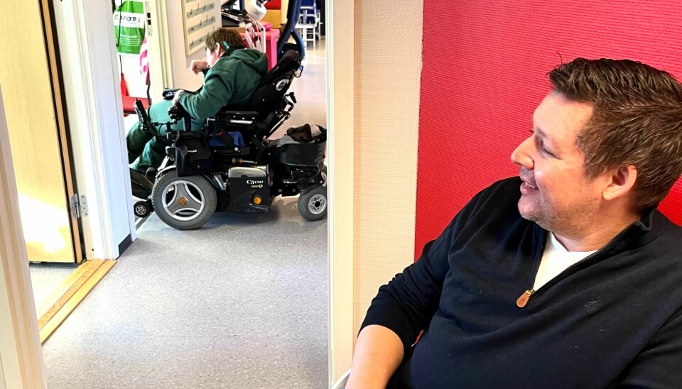 PASSIV TID: Morten sitter igjen på gangen. PASSIV TID: Morten sitter igjen på gangen.