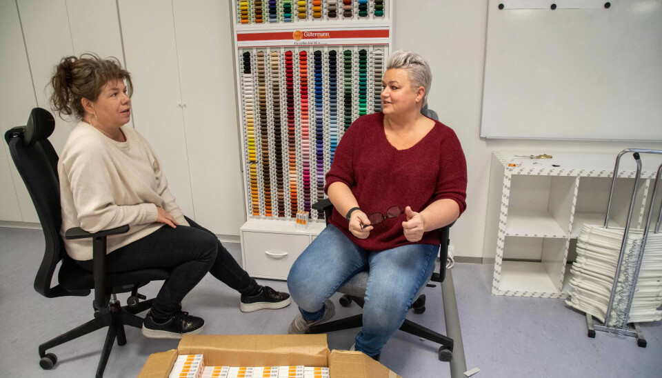 SNELLENES TUR: Bak de nøye sorterte trådsnellene har tilskjærer Elin Haraldsø kostymesyer Vibeke Sebak brukt timevis ed arbeid. Kostymeavdelingen var de siste som kom flyttende til det nye verkstedet. Det har vært en lang og vanskelig prosess å akseptere at kostymeavdelingen skulle ut av teateret på Engen for dem begge to. SNELLENES TUR: Bak de nøye sorterte trådsnellene har tilskjærer Elin Haraldsø kostymesyer Vibeke Sebak brukt timevis ed arbeid. Kostymeavdelingen var de siste som kom flyttende til det nye verkstedet. Det har vært en lang og vanskelig prosess å akseptere at kostymeavdelingen skulle ut av teateret på Engen for dem begge to.