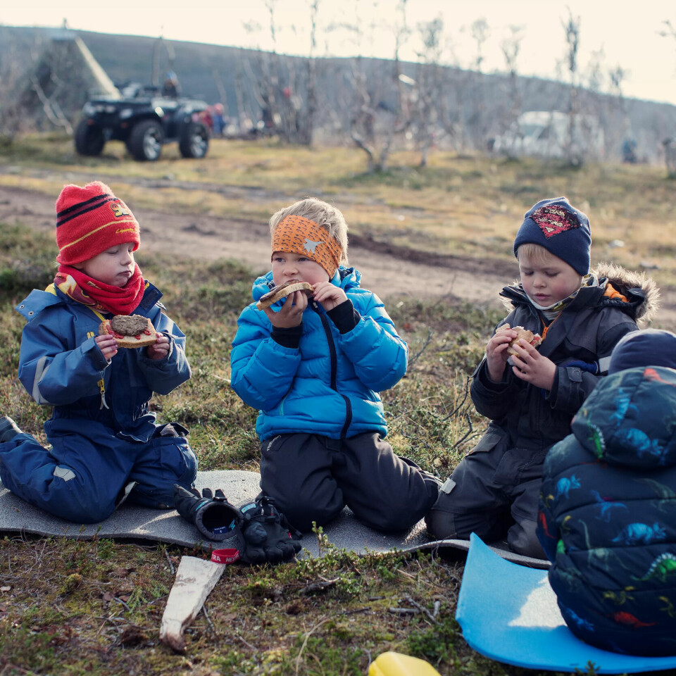 LUNSJPAUSE: Niklas, Olav og Adrian tar seg en etterlengtet pause og spiser brød med fiskekaker og karbonader. LUNSJPAUSE: Niklas, Olav og Adrian tar seg en etterlengtet pause og spiser brød med fiskekaker og karbonader.