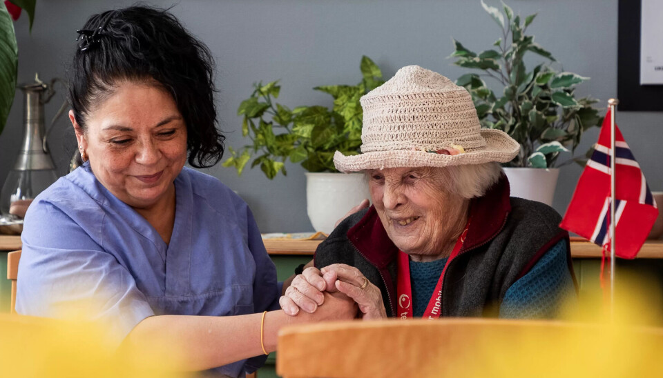 TAKK FOR INNSATSEN: Erika Riffo Carreño og Ellen Bentengen syns de har laget en flott og fargerik plakat til 100-årsdagen. TAKK FOR INNSATSEN: Erika Riffo Carreño og Ellen Bentengen syns de har laget en flott og fargerik plakat til 100-årsdagen.
