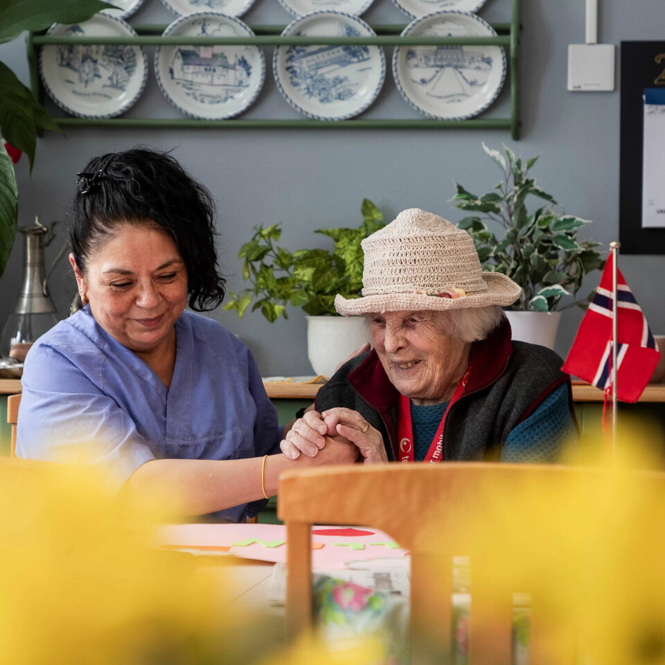 TAKK FOR INNSATSEN: Erika Riffo Carreño og Ellen Bentengen syns de har laget en flott og fargerik plakat til 100-årsdagen. TAKK FOR INNSATSEN: Erika Riffo Carreño og Ellen Bentengen syns de har laget en flott og fargerik plakat til 100-årsdagen.