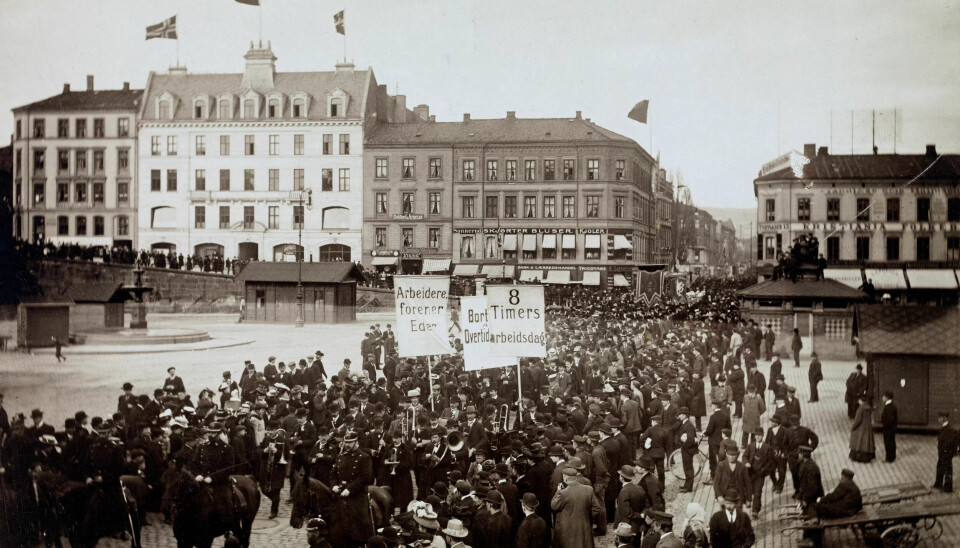 1. mai 1908. Demonstrasjonstoget passerer Youngstorget på vei nedover Torggata mot Stortorget. I bakgrunnen det nye Folkets Hus. 1. mai 1908. Demonstrasjonstoget passerer Youngstorget på vei nedover Torggata mot Stortorget. I bakgrunnen det nye Folkets Hus.