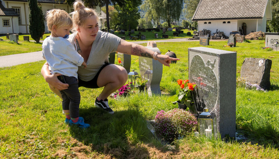 EN GRAV Å GÅ TIL: Marthe valgte å sette opp en gravstein for datteren Lykke. Her snakker hun med sønnen Abel om det som står skrevet på den. EN GRAV Å GÅ TIL: Marthe valgte å sette opp en gravstein for datteren Lykke. Her snakker hun med sønnen Abel om det som står skrevet på den.