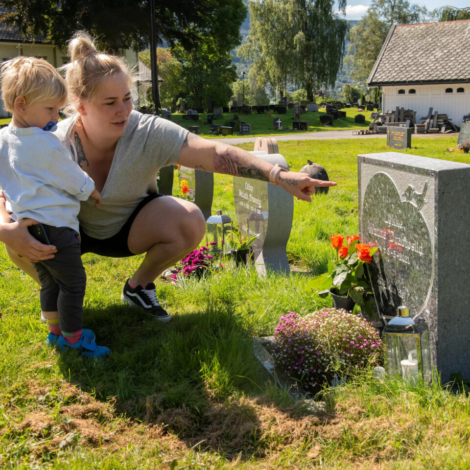 EN GRAV Å GÅ TIL: Marthe valgte å sette opp en gravstein for datteren Lykke. Her snakker hun med sønnen Abel om det som står skrevet på den. EN GRAV Å GÅ TIL: Marthe valgte å sette opp en gravstein for datteren Lykke. Her snakker hun med sønnen Abel om det som står skrevet på den.