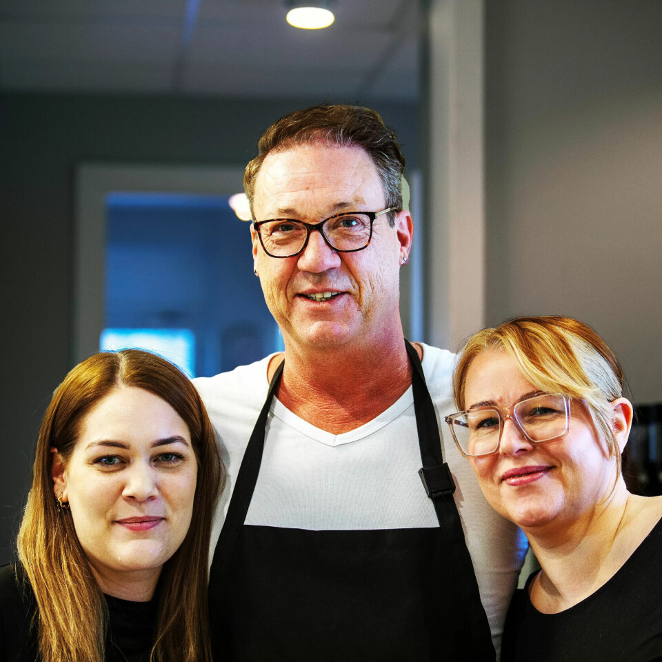UFØR I JOBB: Terje Kristian Halvorsen er ufør etter flere operasjoner i ryggen. Han tar smertestillende for å klare noen timer i salongen. Her er han sammen med kollegaene Anita Hansen og Kaja Aga Gaarder. UFØR I JOBB: Terje Kristian Halvorsen er ufør etter flere operasjoner i ryggen. Han tar smertestillende for å klare noen timer i salongen. Her er han sammen med kollegaene Anita Hansen og Kaja Aga Gaarder.