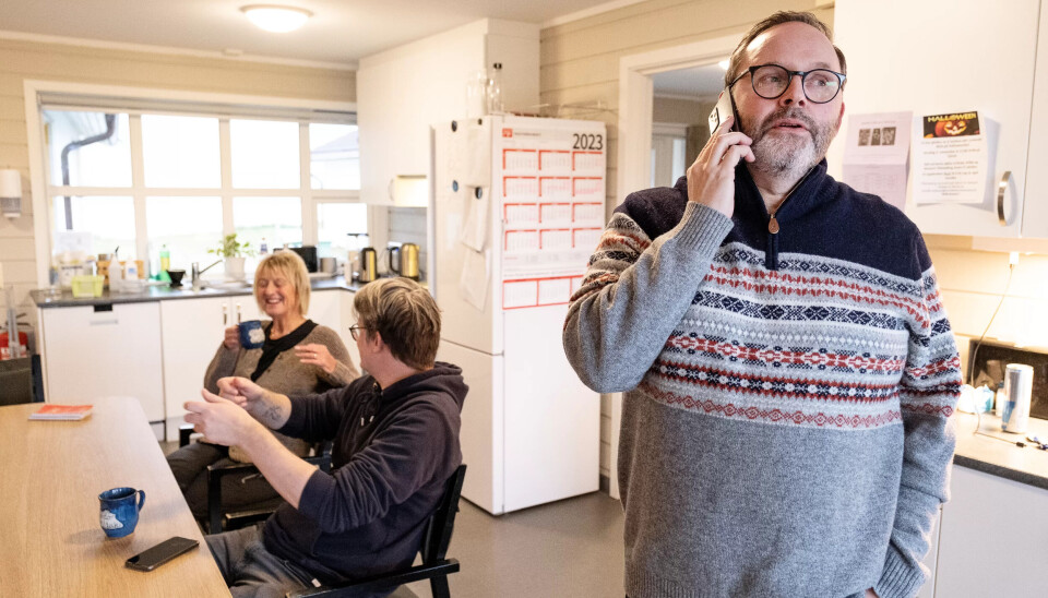 I front står Rune Ellefsen i telefonen, mens Liv Taraldsen og Jonas Aavik sitter og prater (!?) i bakgrunnen. I front står Rune Ellefsen i telefonen, mens Liv Taraldsen og Jonas Aavik sitter og prater (!?) i bakgrunnen.
