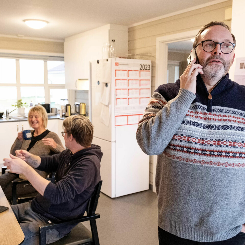 I front står Rune Ellefsen i telefonen, mens Liv Taraldsen og Jonas Aavik sitter og prater (!?) i bakgrunnen. I front står Rune Ellefsen i telefonen, mens Liv Taraldsen og Jonas Aavik sitter og prater (!?) i bakgrunnen.