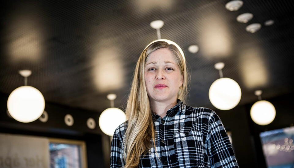 VELFERDSPROFITØRER: Linn Herning er forfatter av boka Velferdsprofitørene og daglig leder i For velferdsstaten. Hun mener de fire store selskapene som driver med eldreomsorg i Norge, er velferdsprofitører som tjener stort på norske skattepenger ved å gi mindre lønn, penjson og arbeidsvilkår til de ansatte. VELFERDSPROFITØRER: Linn Herning er forfatter av boka Velferdsprofitørene og daglig leder i For velferdsstaten. Hun mener de fire store selskapene som driver med eldreomsorg i Norge, er velferdsprofitører som tjener stort på norske skattepenger ved å gi mindre lønn, penjson og arbeidsvilkår til de ansatte.