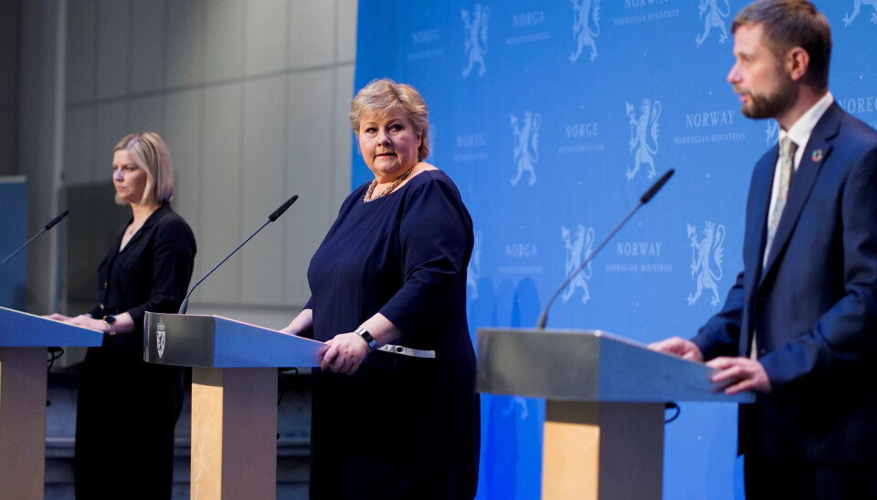 LETTER PÅ TILTAKENE: Kunnskapsminister Guri Melby (V), statsminister Erna Solberg (H) og helseminister Bent Høie (H) under en pressekonferanse om hvilke koronatiltak regjeringen ønsker å videreføre i dagene og ukene etter påske. LETTER PÅ TILTAKENE: Kunnskapsminister Guri Melby (V), statsminister Erna Solberg (H) og helseminister Bent Høie (H) under en pressekonferanse om hvilke koronatiltak regjeringen ønsker å videreføre i dagene og ukene etter påske.