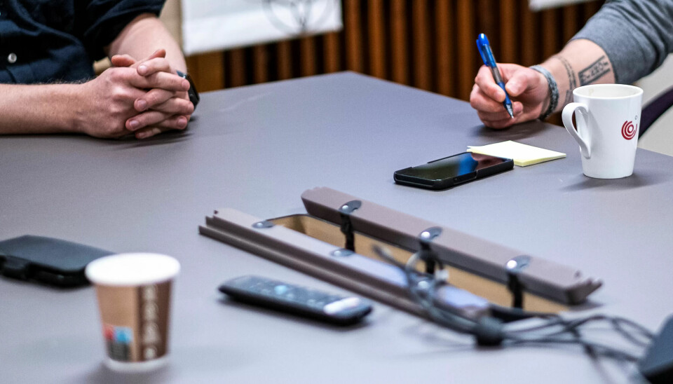De ligger som oftest der, rett framfor sin eier, under møter, på konferanser, i lunsjen, på restauranten med venner og familie. Men er det alltid greit å plukke dem opp? De ligger som oftest der, rett framfor sin eier, under møter, på konferanser, i lunsjen, på restauranten med venner og familie. Men er det alltid greit å plukke dem opp?