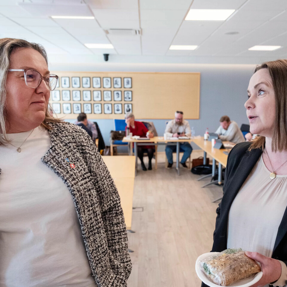 FLERE HATTER: Ordfører Kristin Furunes Strømskag (t.h.) har snakket med Hege Vikaskag om hennes mange roller. FLERE HATTER: Ordfører Kristin Furunes Strømskag (t.h.) har snakket med Hege Vikaskag om hennes mange roller.