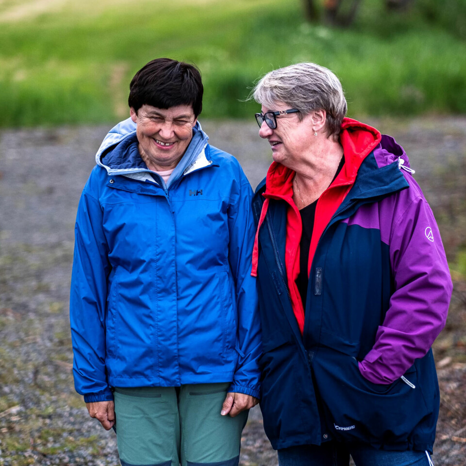 En arbeidsperiode kan være intens, men Synnøve Aarkvisla Silden er god til å finne rolige lommer. Hun går flere turer med beboerne. Denne dagen gikk hun sammen med 64 år gamle Nancy. En arbeidsperiode kan være intens, men Synnøve Aarkvisla Silden er god til å finne rolige lommer. Hun går flere turer med beboerne. Denne dagen gikk hun sammen med 64 år gamle Nancy.