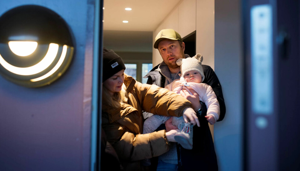 Petter Eriksen og Anne Marthe Hansson tar med datteren Ellen (1) på tur. I ett år har Eriksen vært sykmeldt fra jobben som konsulent. Nå venter han på dommen fra Drammen tingrett. Petter Eriksen og Anne Marthe Hansson tar med datteren Ellen (1) på tur. I ett år har Eriksen vært sykmeldt fra jobben som konsulent. Nå venter han på dommen fra Drammen tingrett.