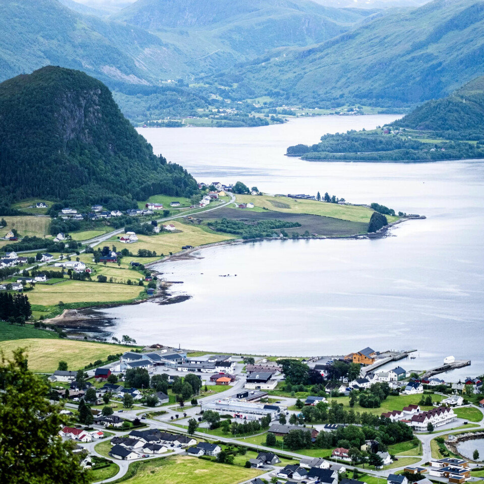 Innbyggere og pendlere i Vanylven er helt avhengig av at fergene går. Innbyggere og pendlere i Vanylven er helt avhengig av at fergene går.