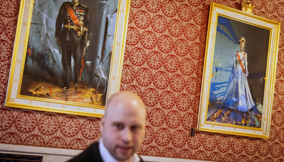 UVANLIG ARBEIDSPLASS: Kunsten står sentralt i Oslo rådhus. Her er verk av noen av Norges fremste kunstnere, som Håkon Gullvågs portretter av kongeparet. UVANLIG ARBEIDSPLASS: Kunsten står sentralt i Oslo rådhus. Her er verk av noen av Norges fremste kunstnere, som Håkon Gullvågs portretter av kongeparet.