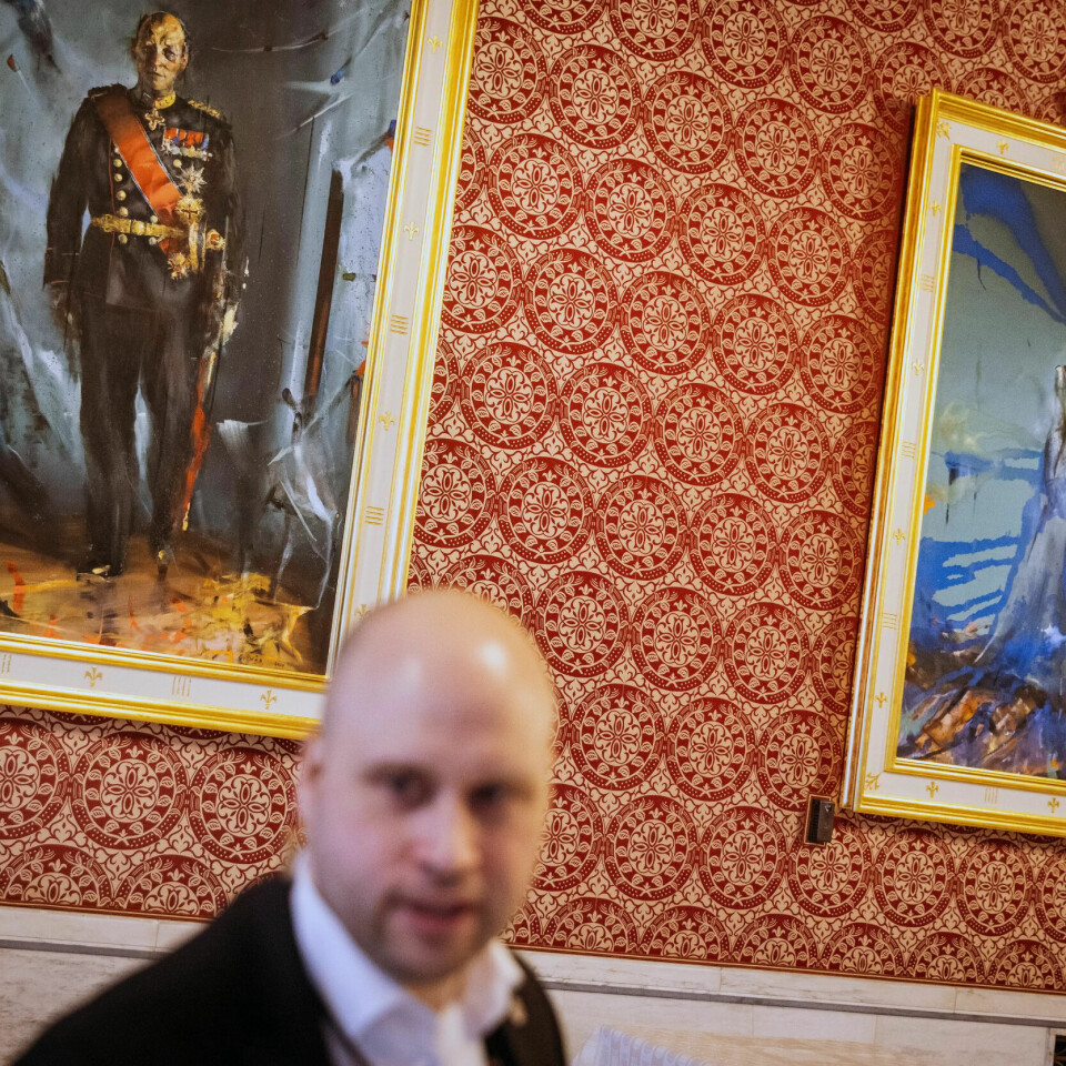 UVANLIG ARBEIDSPLASS: Kunsten står sentralt i Oslo rådhus. Her er verk av noen av Norges fremste kunstnere, som Håkon Gullvågs portretter av kongeparet. UVANLIG ARBEIDSPLASS: Kunsten står sentralt i Oslo rådhus. Her er verk av noen av Norges fremste kunstnere, som Håkon Gullvågs portretter av kongeparet.