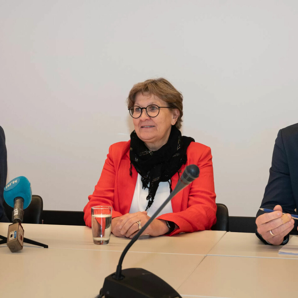 FORNØYD: Både KS-direktør Tor Arne Gangsø (tv), Fagforbundets leder Mette Nord og Unios forhandlingsleder Steffen Handal er fornøyd med resultatet som ble forhandlet fram lørdag kveld. FORNØYD: Både KS-direktør Tor Arne Gangsø (tv), Fagforbundets leder Mette Nord og Unios forhandlingsleder Steffen Handal er fornøyd med resultatet som ble forhandlet fram lørdag kveld.