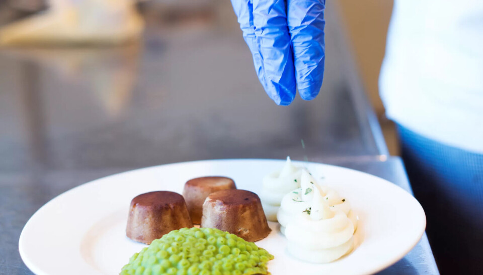 Medisterkakene blir penslet med sukkerkulør og potetmosen sprinklet med persille. Medisterkakene blir penslet med sukkerkulør og potetmosen sprinklet med persille.