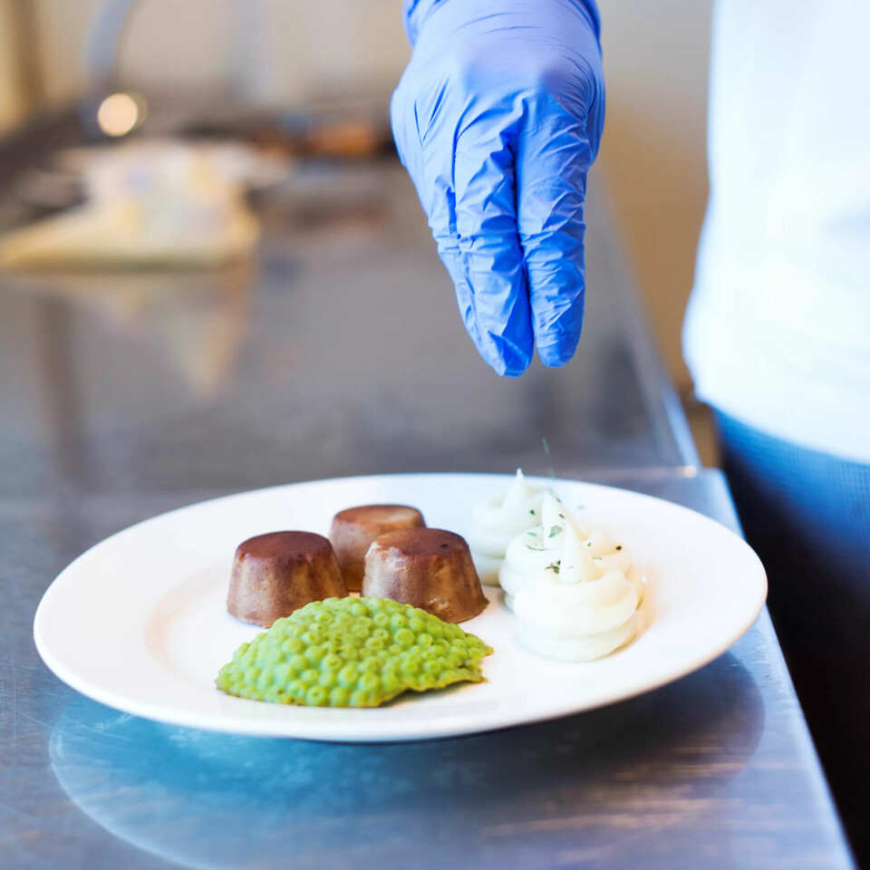 Medisterkakene blir penslet med sukkerkulør og potetmosen sprinklet med persille. Medisterkakene blir penslet med sukkerkulør og potetmosen sprinklet med persille.