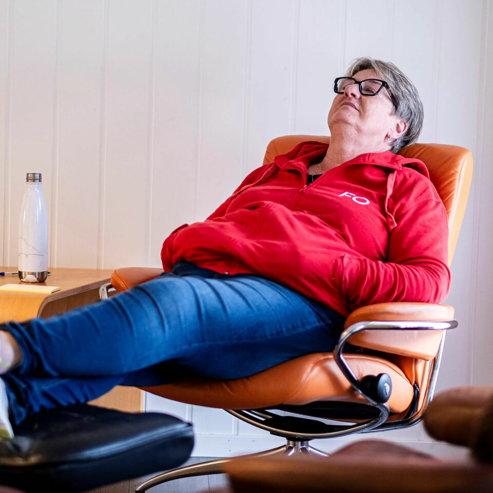 Her i godstolen i bofellesskapet kan Synnøve Aarkvisla Silden og kollegene ta en pust i bakken mellom slaga. Her i godstolen i bofellesskapet kan Synnøve Aarkvisla Silden og kollegene ta en pust i bakken mellom slaga.