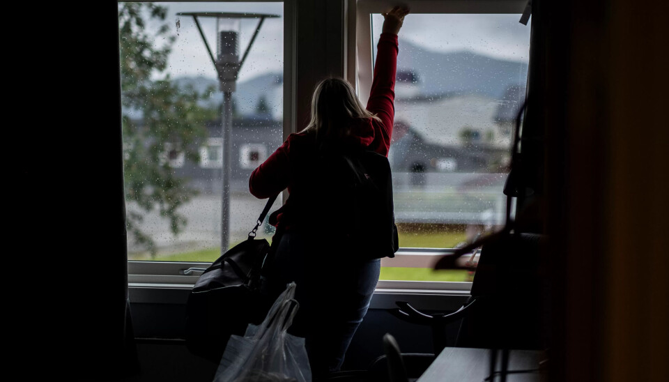 Hanne Toft Stenersen har pakket seg ut av hybelen da hun kommer på at hun må lukke vinduene. Hun er snart tilbake igjen - men først skal hun hjem på langhelg. Hanne Toft Stenersen har pakket seg ut av hybelen da hun kommer på at hun må lukke vinduene. Hun er snart tilbake igjen - men først skal hun hjem på langhelg.