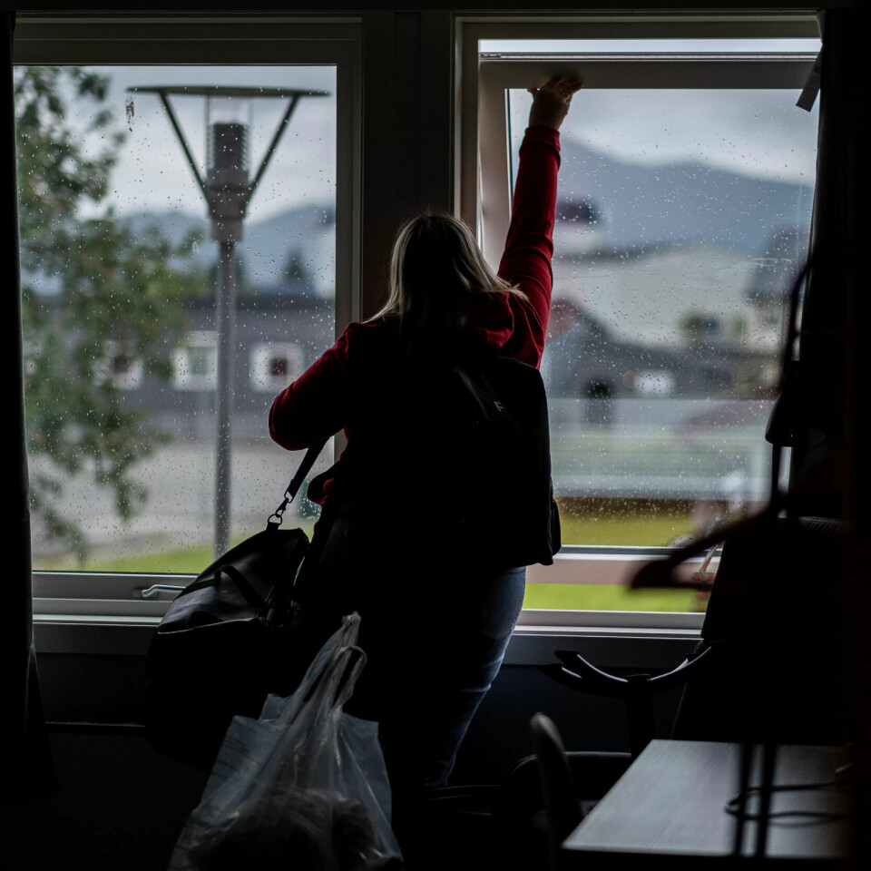 Hanne Toft Stenersen har pakket seg ut av hybelen da hun kommer på at hun må lukke vinduene. Hun er snart tilbake igjen - men først skal hun hjem på langhelg. Hanne Toft Stenersen har pakket seg ut av hybelen da hun kommer på at hun må lukke vinduene. Hun er snart tilbake igjen - men først skal hun hjem på langhelg.
