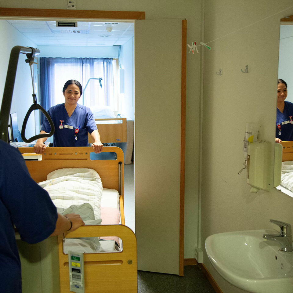 Klar for ny pasient: På en korttidsavdeling er det stadig pasienter som skrives ut og nye som skrives inn. Alle nye pasienter skal komme til et rent rom og ei seng med rent sengetøy. Klar for ny pasient: På en korttidsavdeling er det stadig pasienter som skrives ut og nye som skrives inn. Alle nye pasienter skal komme til et rent rom og ei seng med rent sengetøy.