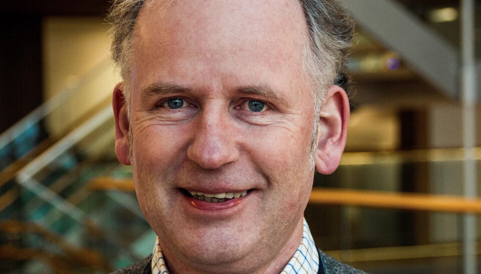 ØKT TRYGGHET: Hoververneombud Harald Sehm i VY-buss mener munnbind kan gi ekstra trygghet for sjåførene. ØKT TRYGGHET: Hoververneombud Harald Sehm i VY-buss mener munnbind kan gi ekstra trygghet for sjåførene.