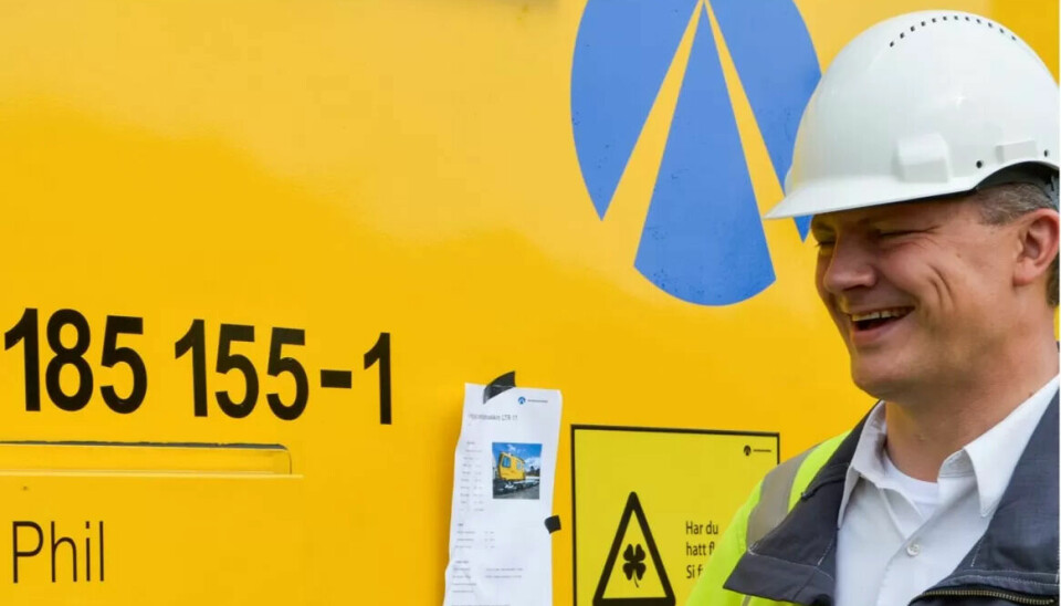 Samferdselsminister Ketil Solvik-Olsen (Frp) får kritikk fra opposisjonen for millionene som går til konsulenter i forbindelse med jernbanereformen. Samferdselsminister Ketil Solvik-Olsen (Frp) får kritikk fra opposisjonen for millionene som går til konsulenter i forbindelse med jernbanereformen.