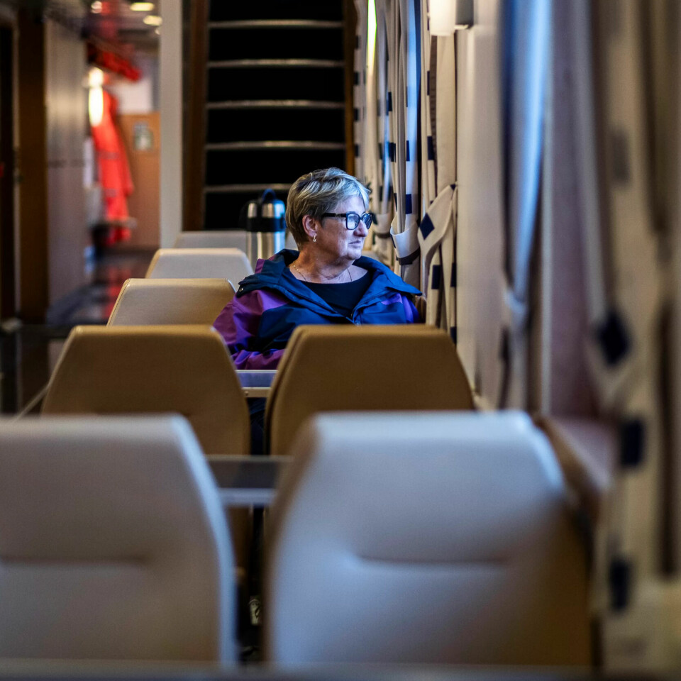 Her kan vernepleieren koble ut og se på den vakre naturen som passerer forbi. For henne og flere av kollegene, er ferga blitt et fristed. Her kan vernepleieren koble ut og se på den vakre naturen som passerer forbi. For henne og flere av kollegene, er ferga blitt et fristed.
