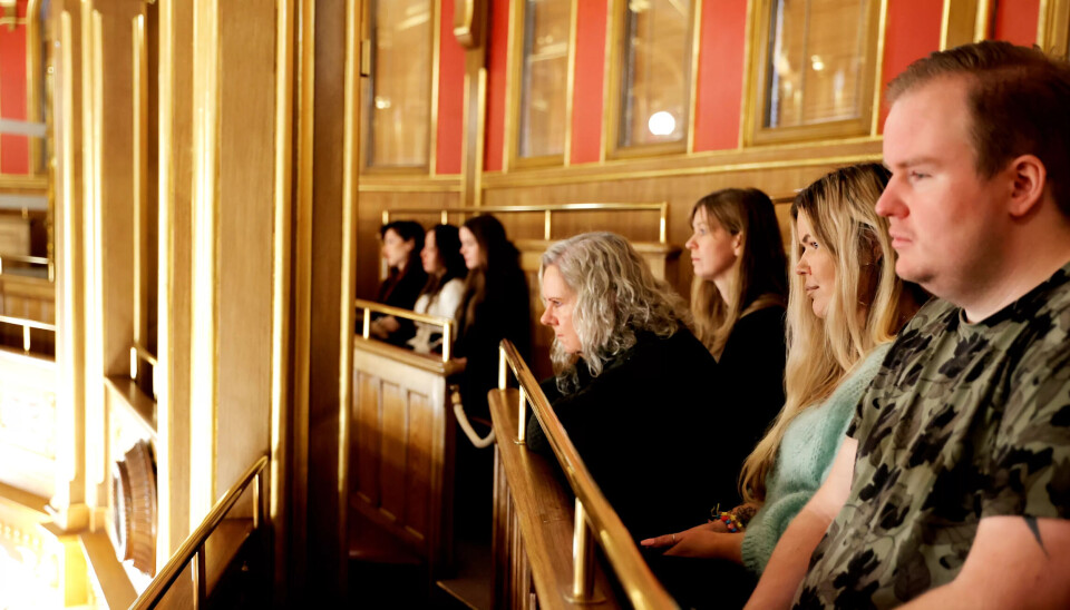 FRA GALLERIET: Kim Emil Halvorsen (f.h.) i Oda, Mari Skogli og Ellen Merete Thollefsen i Zizzi følger nøye med på stortingsdebatten. FRA GALLERIET: Kim Emil Halvorsen (f.h.) i Oda, Mari Skogli og Ellen Merete Thollefsen i Zizzi følger nøye med på stortingsdebatten.