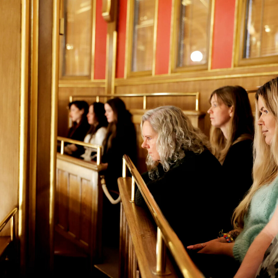 FRA GALLERIET: Kim Emil Halvorsen (f.h.) i Oda, Mari Skogli og Ellen Merete Thollefsen i Zizzi følger nøye med på stortingsdebatten. FRA GALLERIET: Kim Emil Halvorsen (f.h.) i Oda, Mari Skogli og Ellen Merete Thollefsen i Zizzi følger nøye med på stortingsdebatten.