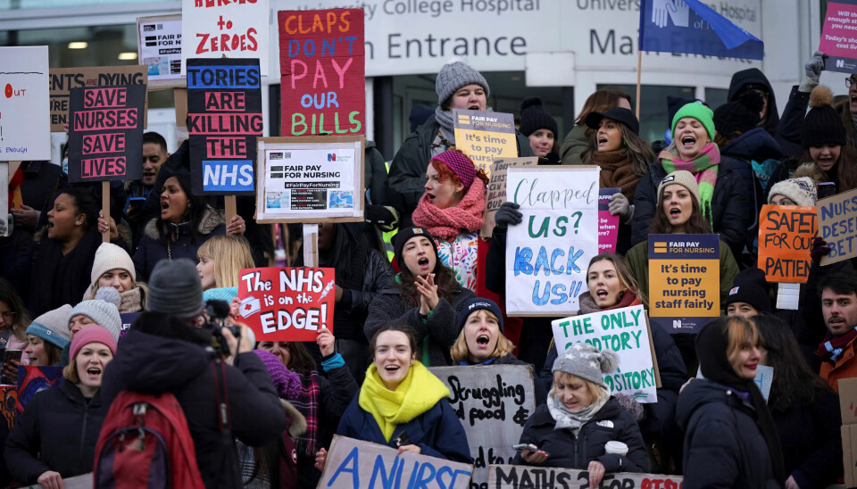 Sju millioner i helsekø. 500 unødvendige dødsfall hver uke. Midt i den britiske helsestormen står norske Ida (37)