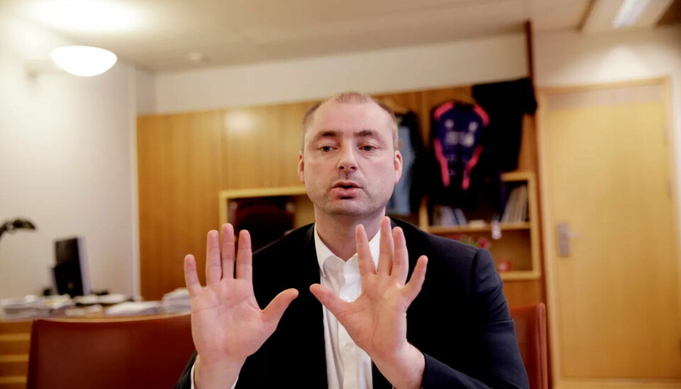 Arbeidsminister Robert Eriksson stiller seg helt uforstående til at noen vil streike mot forslaget hans om arbeidstid. Arbeidsminister Robert Eriksson stiller seg helt uforstående til at noen vil streike mot forslaget hans om arbeidstid.