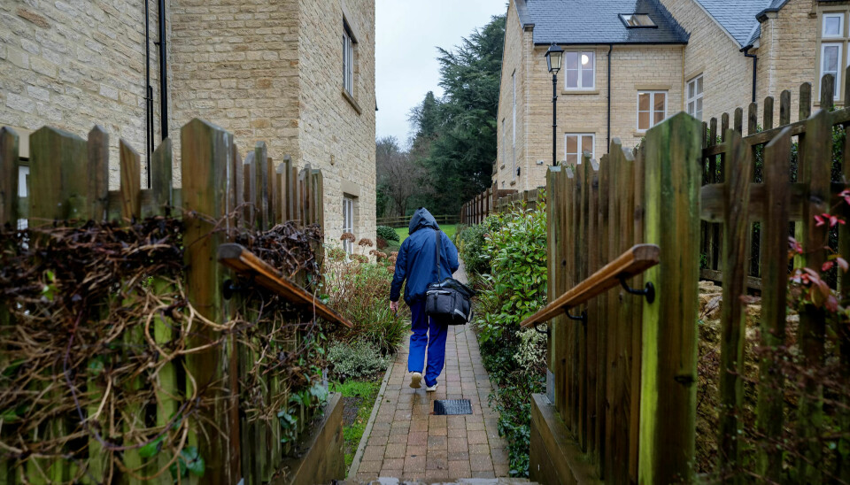 Sju millioner i helsekø. 500 unødvendige dødsfall hver uke. Midt i den britiske helsestormen står norske Ida (37)