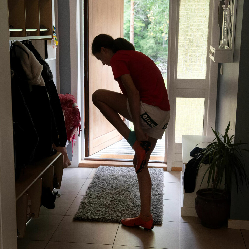 FOTBALL ALLE DAGER: Mathilde tar på seg fotballskoene i utgangspartiet i huset hvor hun bor. Nesten all fritid fylles opp med fotball. – Man må velge, vil man spille fotball, eller vil man henge på Øra, sier hun. FOTBALL ALLE DAGER: Mathilde tar på seg fotballskoene i utgangspartiet i huset hvor hun bor. Nesten all fritid fylles opp med fotball. – Man må velge, vil man spille fotball, eller vil man henge på Øra, sier hun.