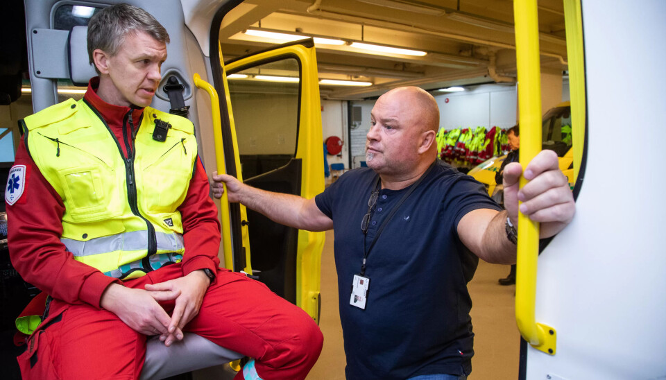 KURSING: Seksjonsleder Jarle Lexau har utviklet en egen fagveileder (ReBas- relasjonsbasert sikkerhetsforståelse) for å lære opp ambulansepersonell som mangler spesialkompetansen vernepleier Lars Kåre Eikrem har. KURSING: Seksjonsleder Jarle Lexau har utviklet en egen fagveileder (ReBas- relasjonsbasert sikkerhetsforståelse) for å lære opp ambulansepersonell som mangler spesialkompetansen vernepleier Lars Kåre Eikrem har.