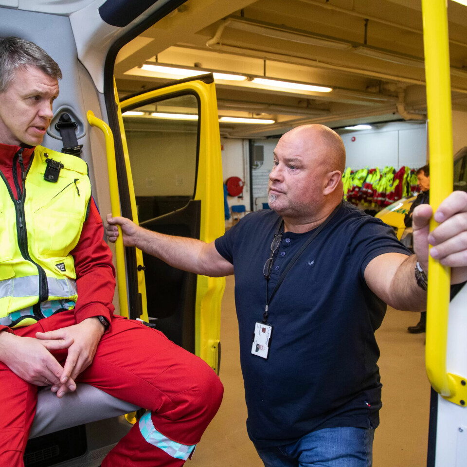 KURSING: Seksjonsleder Jarle Lexau har utviklet en egen fagveileder (ReBas- relasjonsbasert sikkerhetsforståelse) for å lære opp ambulansepersonell som mangler spesialkompetansen vernepleier Lars Kåre Eikrem har. KURSING: Seksjonsleder Jarle Lexau har utviklet en egen fagveileder (ReBas- relasjonsbasert sikkerhetsforståelse) for å lære opp ambulansepersonell som mangler spesialkompetansen vernepleier Lars Kåre Eikrem har.