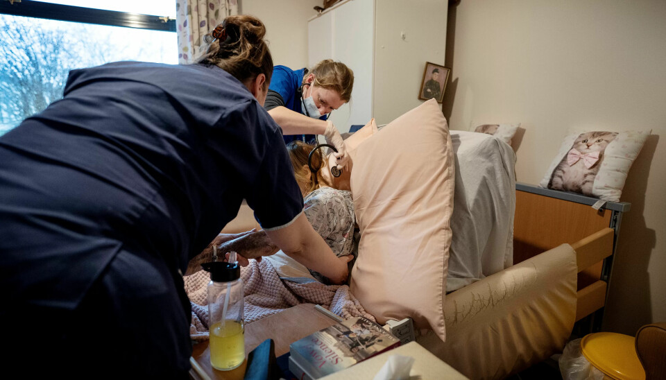 Sju millioner i helsekø. 500 unødvendige dødsfall hver uke. Midt i den britiske helsestormen står norske Ida (37)