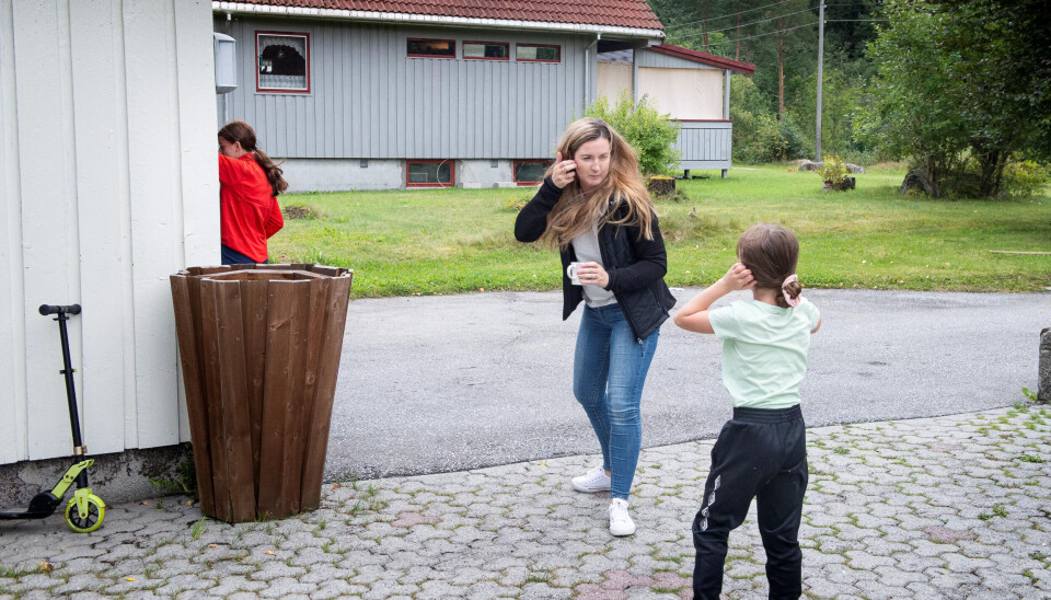 FULL FART: Siv Kristin skal kjøre Mia (13) til fotballtrening og lover Isabell (7) at hun er snart tilbake. For om en time skal hun enda en gang kjøre hjemmefra til fotballbanene på Sunndalsøra. Da er det nemlig kamp. FULL FART: Siv Kristin skal kjøre Mia (13) til fotballtrening og lover Isabell (7) at hun er snart tilbake. For om en time skal hun enda en gang kjøre hjemmefra til fotballbanene på Sunndalsøra. Da er det nemlig kamp.
