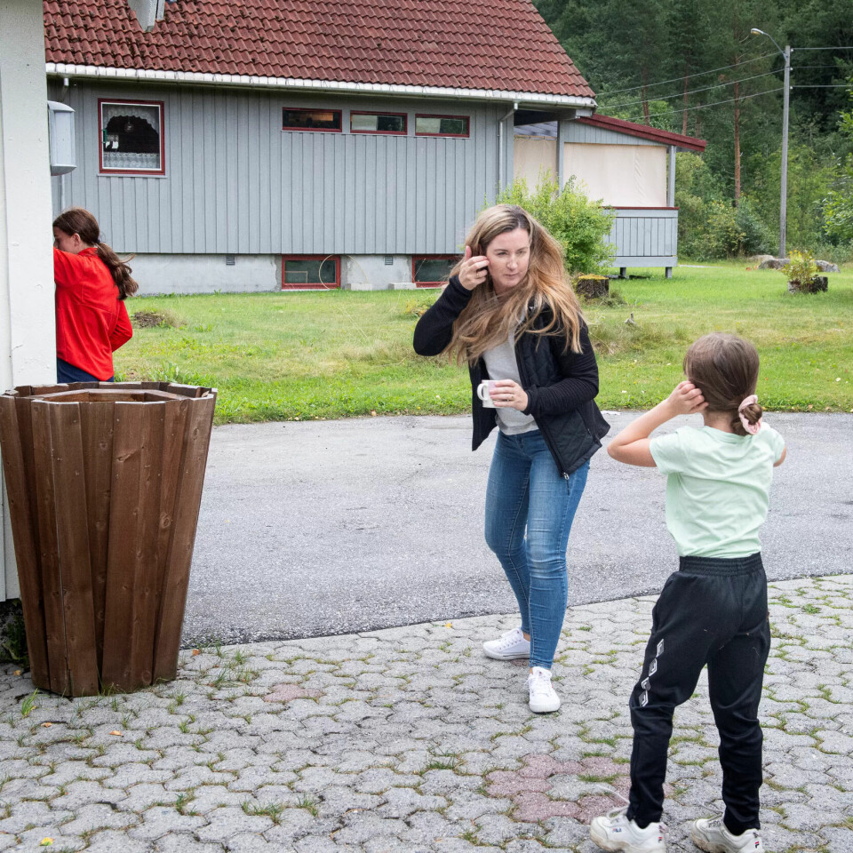 FULL FART: Siv Kristin skal kjøre Mia (13) til fotballtrening og lover Isabell (7) at hun er snart tilbake. For om en time skal hun enda en gang kjøre hjemmefra til fotballbanene på Sunndalsøra. Da er det nemlig kamp. FULL FART: Siv Kristin skal kjøre Mia (13) til fotballtrening og lover Isabell (7) at hun er snart tilbake. For om en time skal hun enda en gang kjøre hjemmefra til fotballbanene på Sunndalsøra. Da er det nemlig kamp.