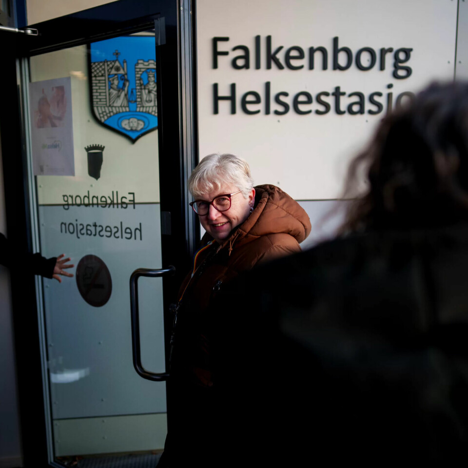 VEKTERE PÅ PLASS: Ved alle tre innganger til bygget står det i dag vektere. VEKTERE PÅ PLASS: Ved alle tre innganger til bygget står det i dag vektere.